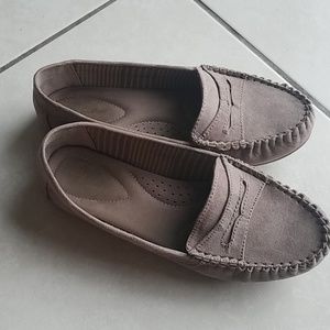 *LIKE NEW* Tan Loafers Dexflex Comfort sz 9.5